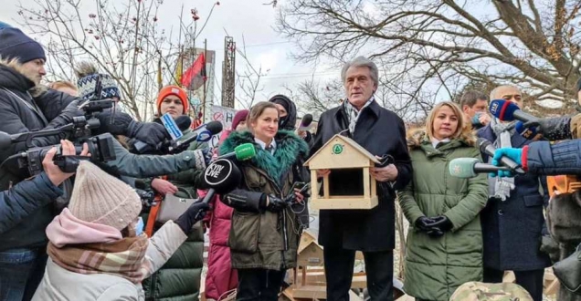 У Києві розвісили понад 800 годівничок у рамках акції «Нагодуй пташок взимку»